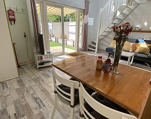 Essecke mit Blick auf den Garten im Ferienhaus VZ991 in Ouddorp, ideal fr Mahlzeiten.