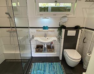 Modernes Badezimmer im Ferienhaus VZ991 in Ouddorp, mit begehbarer Dusche und stilvoller Einrichtung.