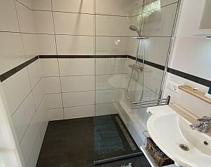 Begehbare Dusche im Badezimmer des Ferienhauses VZ991 in Ouddorp, Goeree-Overflakkee.