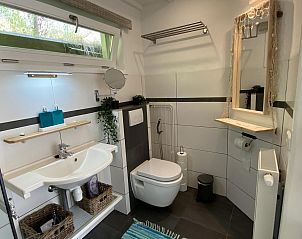 Stilvolles Badezimmer mit modernen Annehmlichkeiten im Ferienhaus VZ991 in Ouddorp.