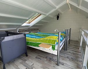 Gemtliches Schlafzimmer im Dachgeschoss von VZ991 Vakantiewoning in Ouddorp, mit Dachfenster.