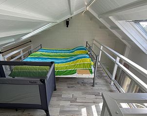 Gerumiges Schlafzimmer im Dachgeschoss in VZ991 Vakantiewoning in Ouddorp, mit bequemem Bett.