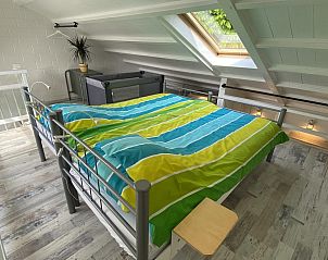 Schlafzimmer mit viel Tageslicht im Ferienhaus VZ991 in Ouddorp, Goeree-Overflakkee.