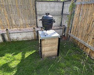 bersicht ber das Ferienhaus VZ991 in Ouddorp, mit Sonnenkollektoren und grner Umgebung.