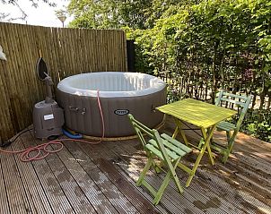 Auendusche im Ferienhaus VZ991 in Ouddorp, umgeben von natrlichen Elementen.