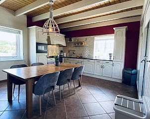 Ruime keuken van VZ757 Luxe vakantiehuis in Ouddorp met houten tafel, gelegen in Goeree-Overflakkee, Zuid-Holland.