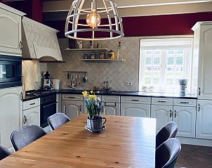 Moderne keuken in VZ757 Luxe vakantiehuis in Ouddorp, voorzien van alle gemakken, in Zuid-Holland.