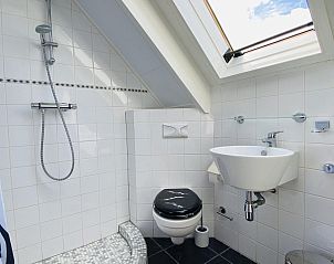 Heldere badkamer met dakraam in VZ757 Luxe vakantiehuis in Ouddorp, gelegen in Zuid-Holland.
