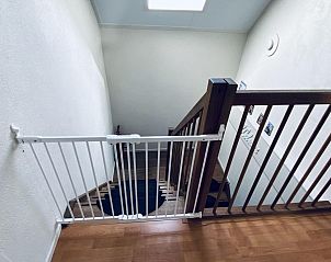 Veilige trap met kinderhek in VZ757 Luxe vakantiehuis in Ouddorp, gelegen in Goeree-Overflakkee, Zuid-Holland.