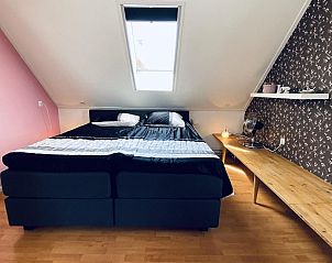 Comfortabele slaapkamer met tweepersoonsbed in VZ757 Luxe vakantiehuis in Ouddorp, Zuid-Holland.