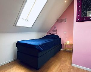 Sfeervolle slaapkamer met eenpersoonsbed in VZ757 Luxe vakantiehuis in Ouddorp, gelegen in Goeree-Overflakkee, Zuid-Holland.