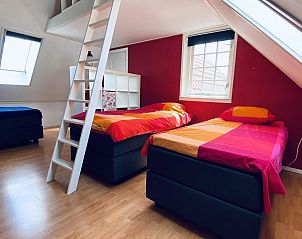 Ruime zolderkamer met twee bedden in VZ757 Luxe vakantiehuis in Ouddorp, Zuid-Holland.