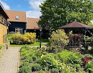 Buitentuin met prieel bij VZ757 Luxe vakantiehuis in Ouddorp, gelegen op Goeree-Overflakkee, Zuid-Holland.