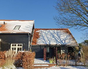 Winterse aanblik van VZ757 Luxe vakantiehuis in Ouddorp met besneeuwd dak, gelegen in Goeree-Overflakkee, Zuid-Holland.