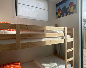 Bright bedroom with bunk beds in Huisje in Ouddorp, a vacation home in Goeree-Overflakkee, South Holland.