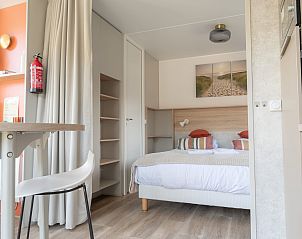 Komfortables Zimmer im Hotel Chalet Westerduin, Ouddorp mit Doppelbett und stilvoller Einrichtung.