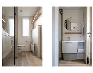 Modernes Badezimmer im Hotelchalet Westerduin, Ouddorp mit begehbarer Dusche und schlichtem Design.