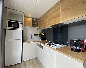 Modern kitchen in Mobil home Strandloper, Ouddorp, Goeree-Overflakkee, fully equipped for culinary adventures.