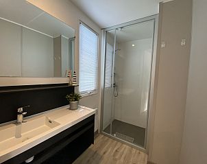Stylish bathroom in Mobil home Strandloper, Ouddorp, with modern shower facilities for comfort.