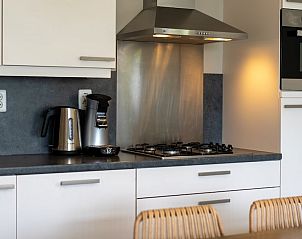 Moderne keuken in Hondenbungalow 6C, Ouddorp, Goeree-Overflakkee, vakantiehuis met luxe voorzieningen in Zuid-Holland.