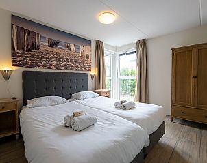 Sfeervolle slaapkamer in Hondenbungalow 6C, vakantiehuis in Ouddorp, Goeree-Overflakkee met comfortabel tweepersoonsbed en rustgevende inrichting.