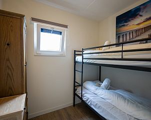 Moderne badkamer in Hondenbungalow 6C, vakantiehuis in Ouddorp, Goeree-Overflakkee, Zuid-Holland, met ligbad en stijlvolle wastafel.