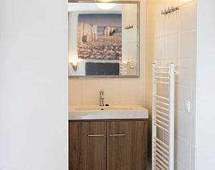 Geniet van de ruime veranda bij Hondenbungalow 6C in Ouddorp, Goeree-Overflakkee, Zuid-Holland voor een ontspannen vakantie.