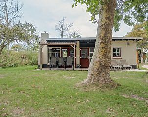 Bungalow Stellendam in Ouddorp biedt een serene tuin met terras, ideaal voor ontspanning te midden van de natuur op Goeree-Overflakkee.