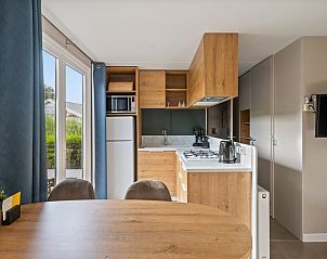 Modern kitchen in Mobil home Grevelingen, Ouddorp, South Holland, with complete amenities for a comfortable stay.
