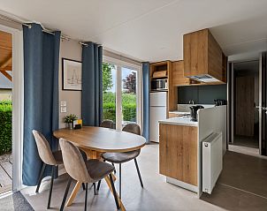 Cozy dining area in Mobil home Grevelingen, Ouddorp, South Holland, ideal for family dinners during your mobile home vacation.