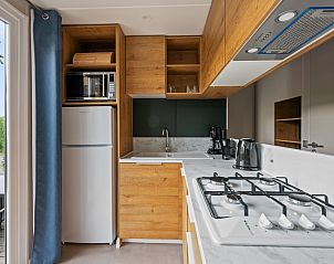 Fully equipped kitchen in Mobil home Grevelingen, Ouddorp, South Holland, with modern appliances for a pleasant stay.