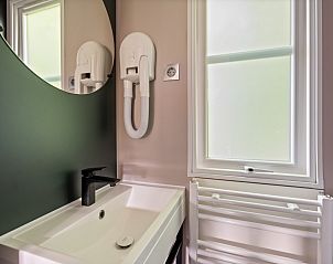 Modern bathroom in Mobil home Grevelingen, Ouddorp, South Holland, with stylish amenities for your comfort.