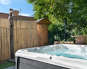 ZH415 vakantiehuis in Ouddorp, Goeree-Overflakkee met jacuzzi en bamboe omheining voor privacy.