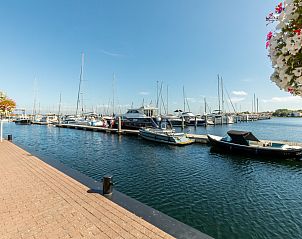 Haven in Ouddorp, Goeree-Overflakkee nabij ZH415 vakantiehuis, met boten en helderblauwe lucht.