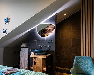 Slaapkamer in ZH415 vakantiehuis, Ouddorp, Zuid-Holland met uniek interieur en moderne wastafel.