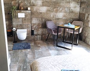 Badkamer in ZH415 vakantiehuis, Ouddorp, Zuid-Holland met rustieke stijl en moderne voorzieningen.