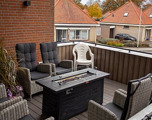 Balkon van ZH415 vakantiehuis, Ouddorp, Zuid-Holland met comfortabele zitplaatsen en uitzicht.