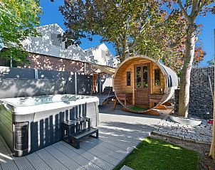 ZH415 vakantiehuis in Ouddorp, Goeree-Overflakkee met jacuzzi en houten sauna in de tuin.