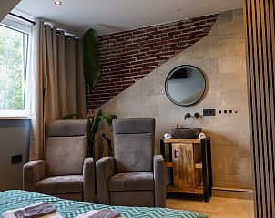 Slaapkamer in ZH415 vakantiehuis, Ouddorp, Zuid-Holland met moderne inrichting en comfortabele stoelen.