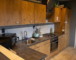 Keuken in ZH415 vakantiehuis, Ouddorp, Goeree-Overflakkee met moderne apparatuur en houten afwerking.