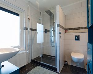 Badkamer in ZH415 vakantiehuis, Ouddorp, Zuid-Holland met moderne douche en stijlvolle afwerking.