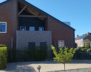 Eetkamer in ZH416 vakantiehuis, Ouddorp, Goeree-Overflakkee, met moderne inrichting en sfeervolle verlichting.