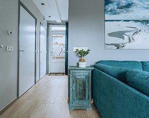 Gezellige slaapkamer in ZH416 vakantiehuis, Ouddorp, Goeree-Overflakkee, met kleurrijke accenten.