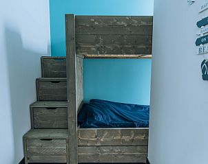 Ruime keuken in ZH416 vakantiehuis, Ouddorp, Goeree-Overflakkee, met moderne apparatuur.