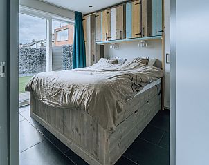 Romantische setting met wijn in ZH416 vakantiehuis, Ouddorp, Goeree-Overflakkee, voor een sfeervolle avond.