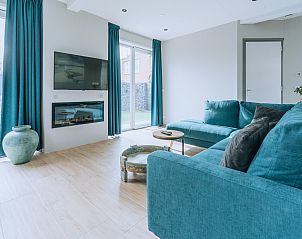 Comfortabele zithoek in ZH416 vakantiehuis, Ouddorp, Goeree-Overflakkee, met moderne bank.
