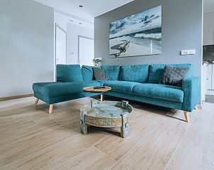 Gezellige woonkamer met open haard in ZH416 vakantiehuis, Ouddorp, Goeree-Overflakkee.