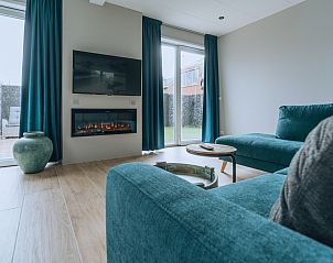 Luxe badkamer met stenen details in ZH416 vakantiehuis, Ouddorp, Goeree-Overflakkee.