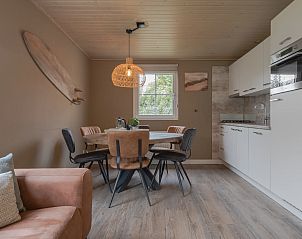 Stijlvolle binnenruimte van Bungalow Stellendam in Ouddorp, Goeree-Overflakkee, met moderne keuken en gezellige eetkamer.