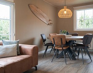 Gezellige woonkamer in Bungalow Stellendam, Ouddorp met moderne inrichting en veel natuurlijk licht, ideaal vakantiehuis in Zuid-Holland.